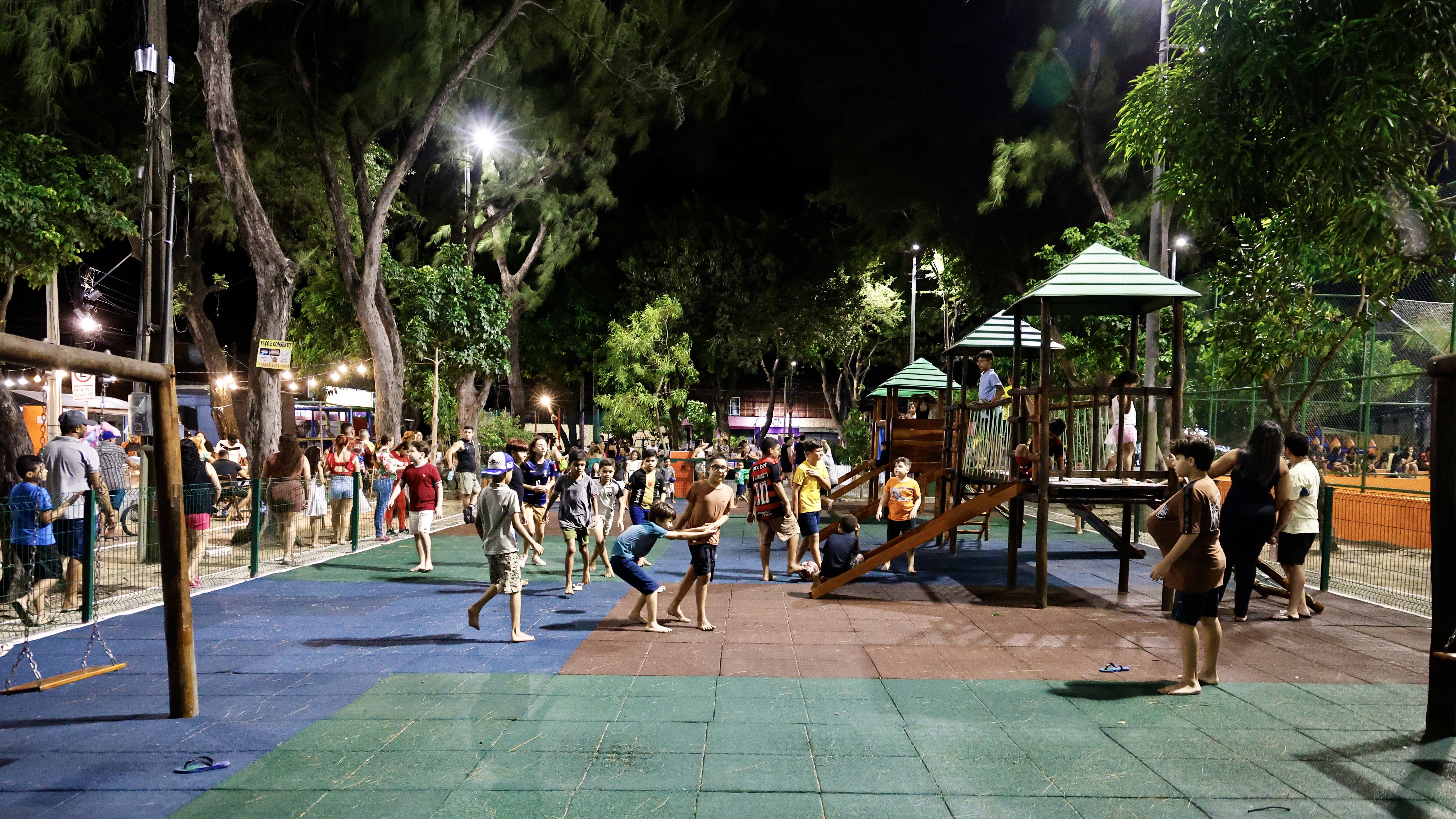 foto aberta da praça, mostrando crianças brincando num amplo pátio